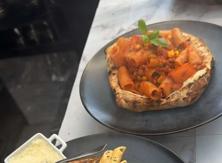 Une pagnotta : des rigatoni à la sauce tomate servis dans un bol en pâte à pizza