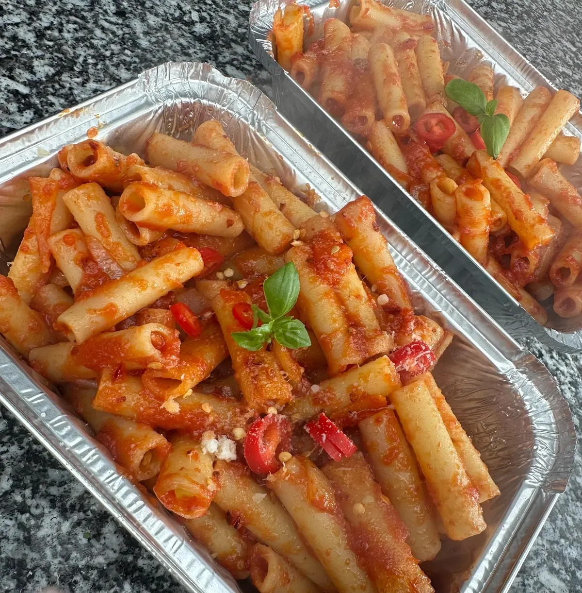 Des rigatoni à la sauce tomate, au basilic, en barquette