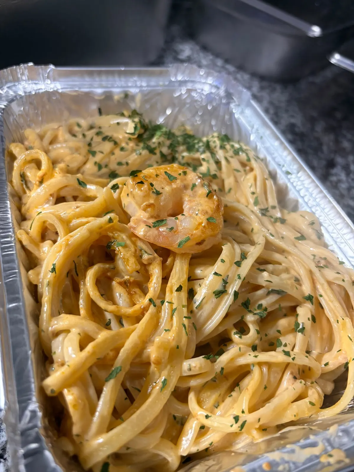 Des tagliatelles aux scampis, à la crème et au persil, en barquette